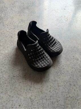 Kids Water Slip-On Clogs in Black